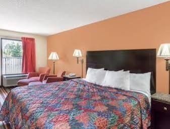 Days Inn By Wyndham Sanford Buitenkant foto