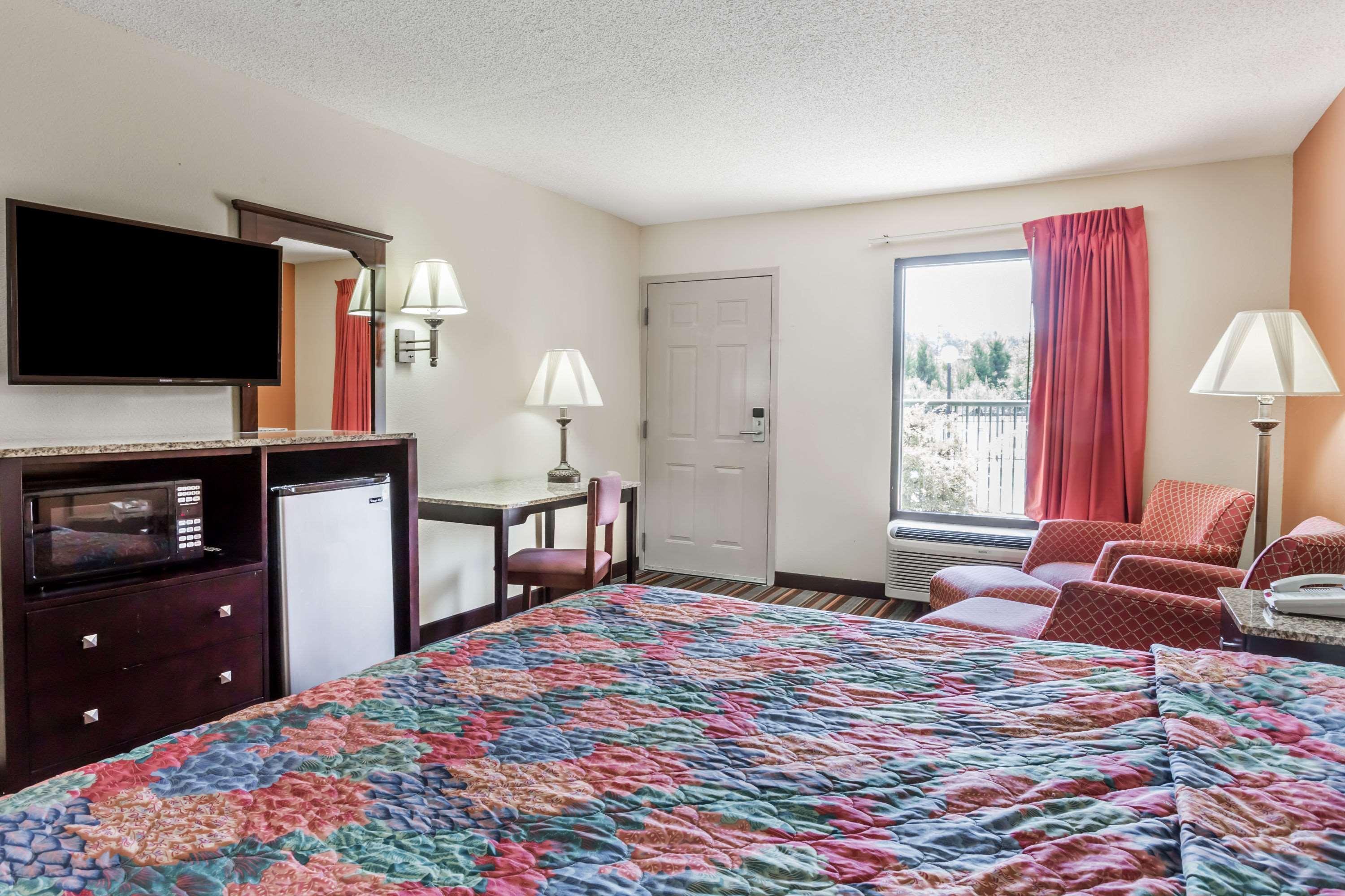 Days Inn By Wyndham Sanford Buitenkant foto